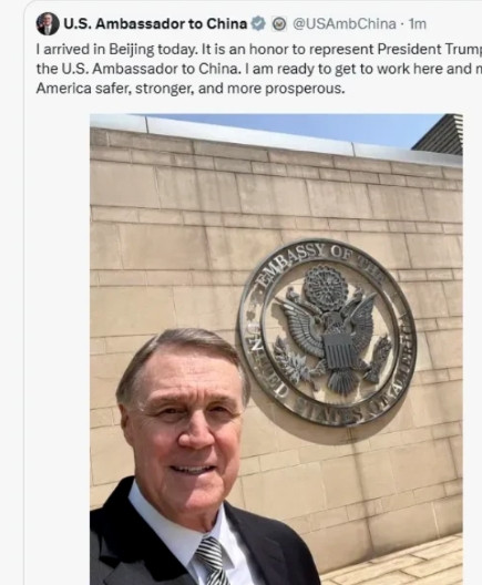 美国新派来的驻华大使庞德伟这两天到北京开始上任了，这位大使刚到地儿就掏出手机发消