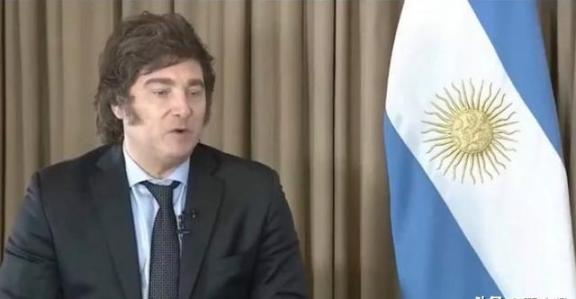 2024年阿根廷经济崩得连卫生纸都抢，外债堆到2767亿美元，比索贬值400%像