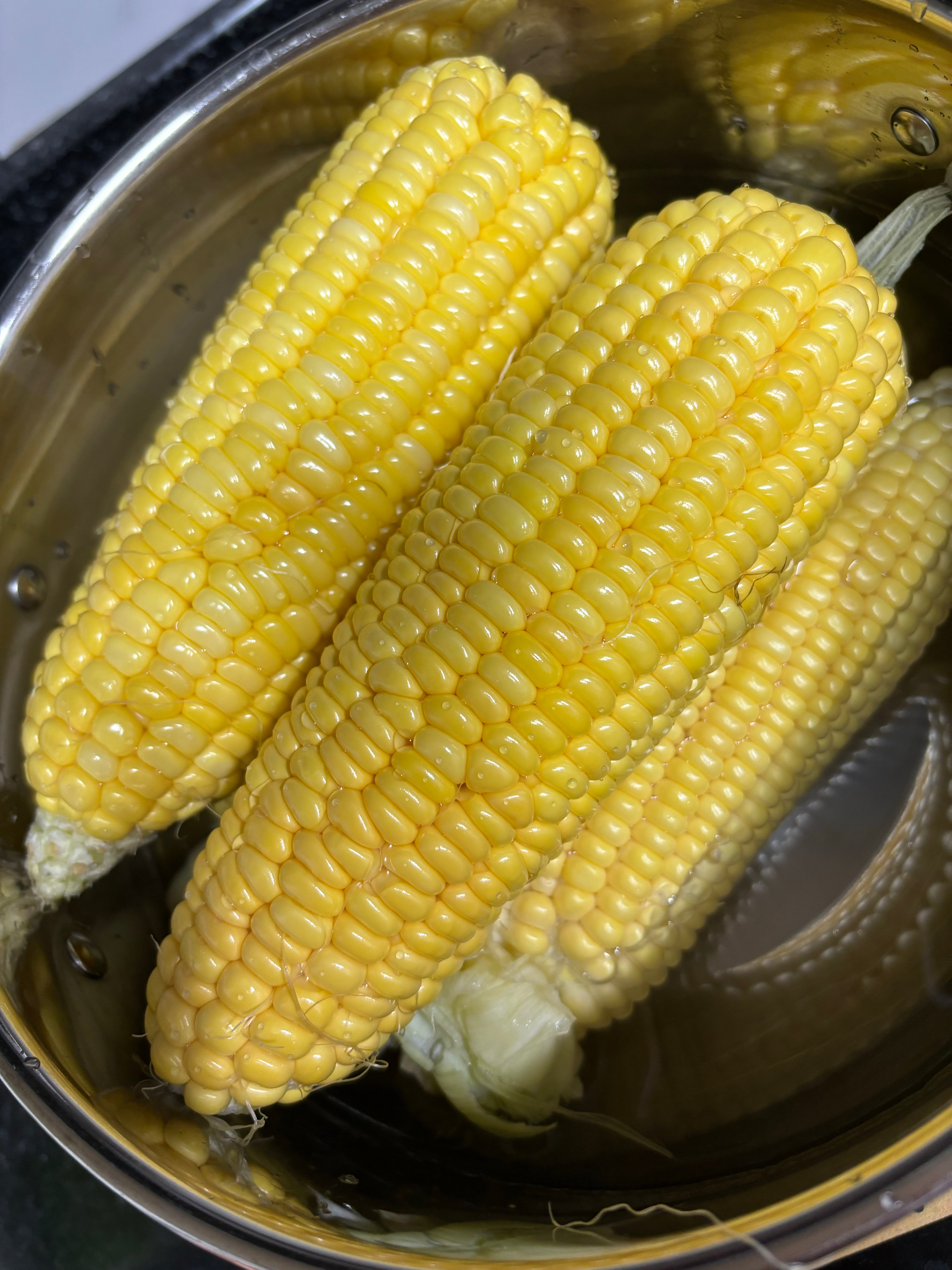 我喜欢吃老玉米。而且不会挑，所以我买玉米🌽总是很容易，挑别人剩下的，没有虫眼的