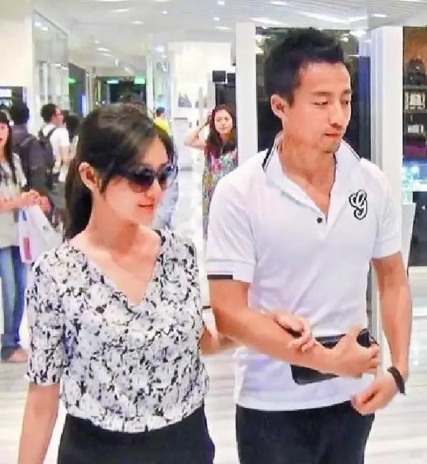 他当着全国观众的面选了妈妈，老婆的脸当场就僵了。那是在小S的节目上，问题像把刀