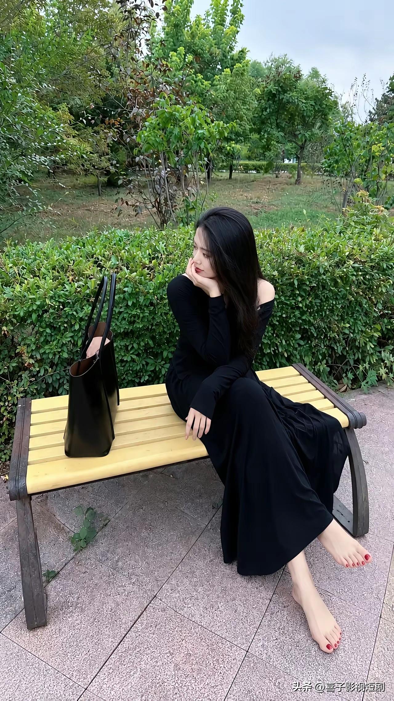 谁懂逛公园偶遇的这帧松弛氛围感有多绝！修身露肩黑长裙把线条衬得又柔又舒展，直接光