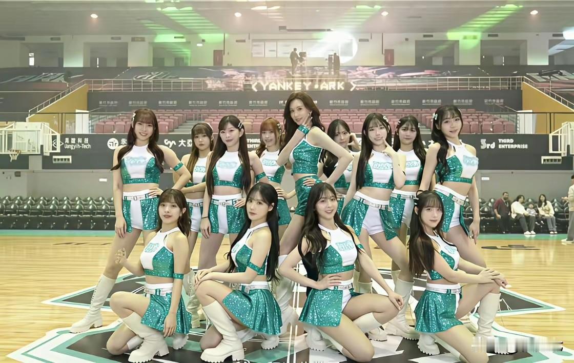 12月27日，51岁林志玲在篮球赛前穿拉拉队服跳女团舞，表情俏皮，动作干净利落，