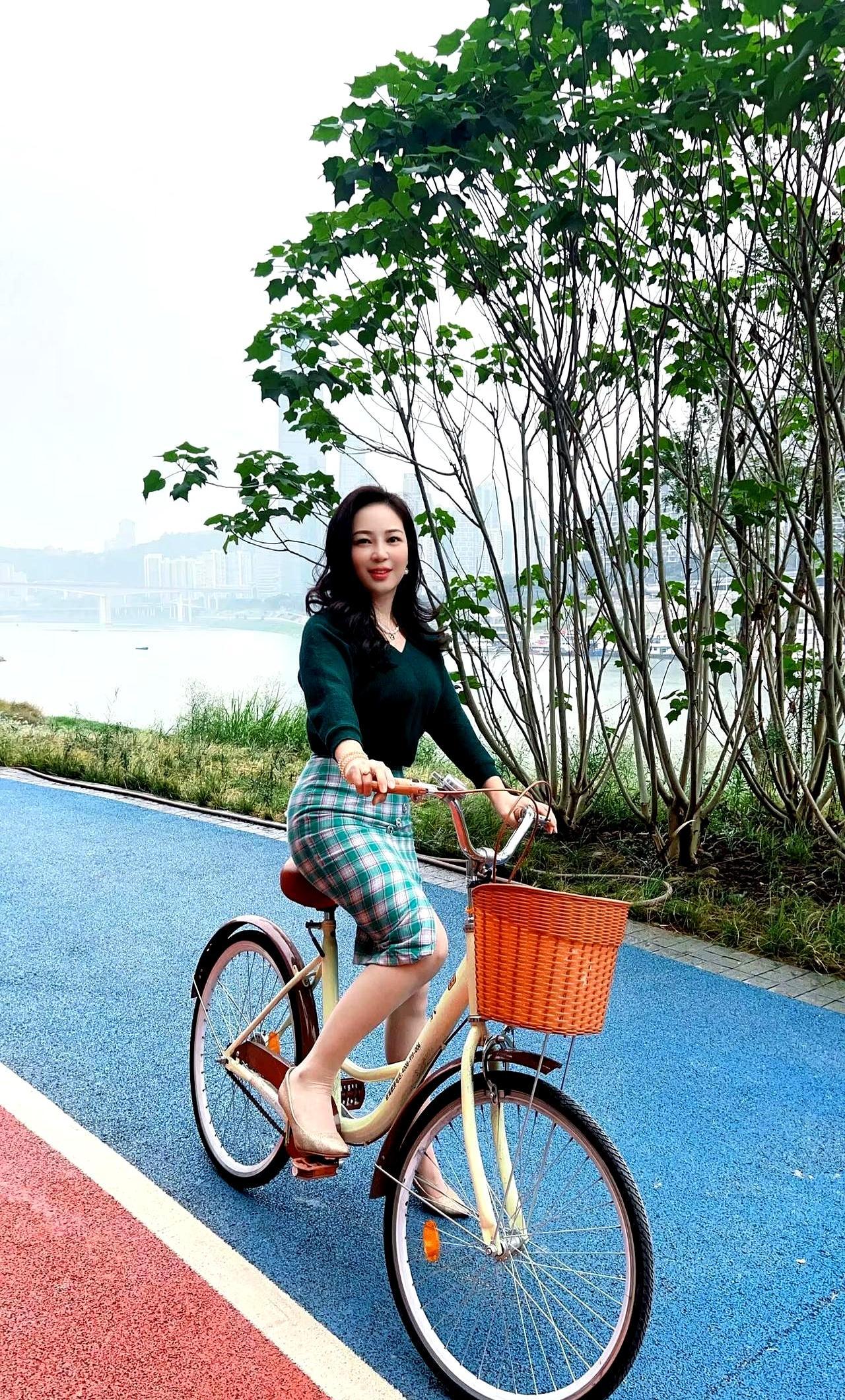 丝袜终于不勒人了。0.15毫米，薄得能透光，却把竹林和溪流织进去，脚一伸就