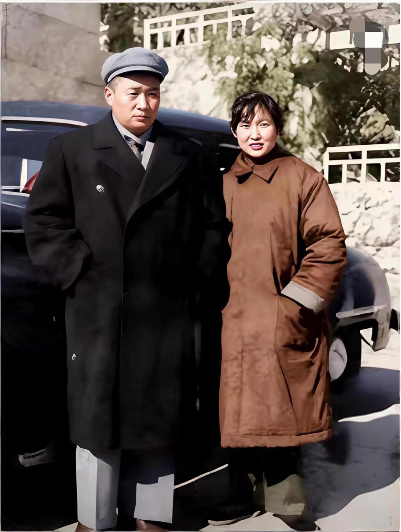 【毛岸青与妹妹李敏】这是一张拍摄于上世纪50年代的照片，地点位于大连。左侧是