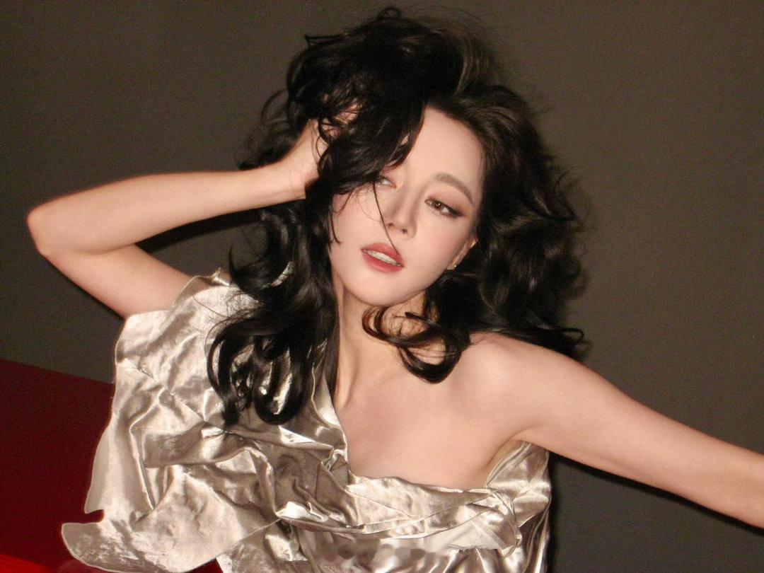 嘉人原来你会拍杂志啊？太美了！