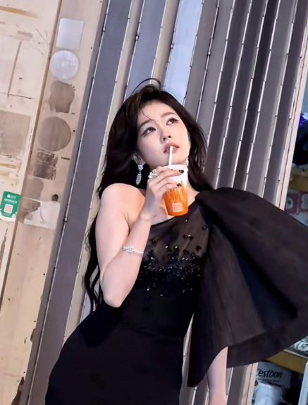 爱奇艺尖叫之夜最开心的肯定是白鹿的粉丝，去了一趟尖叫之夜就升咖了。谁能想到在尖