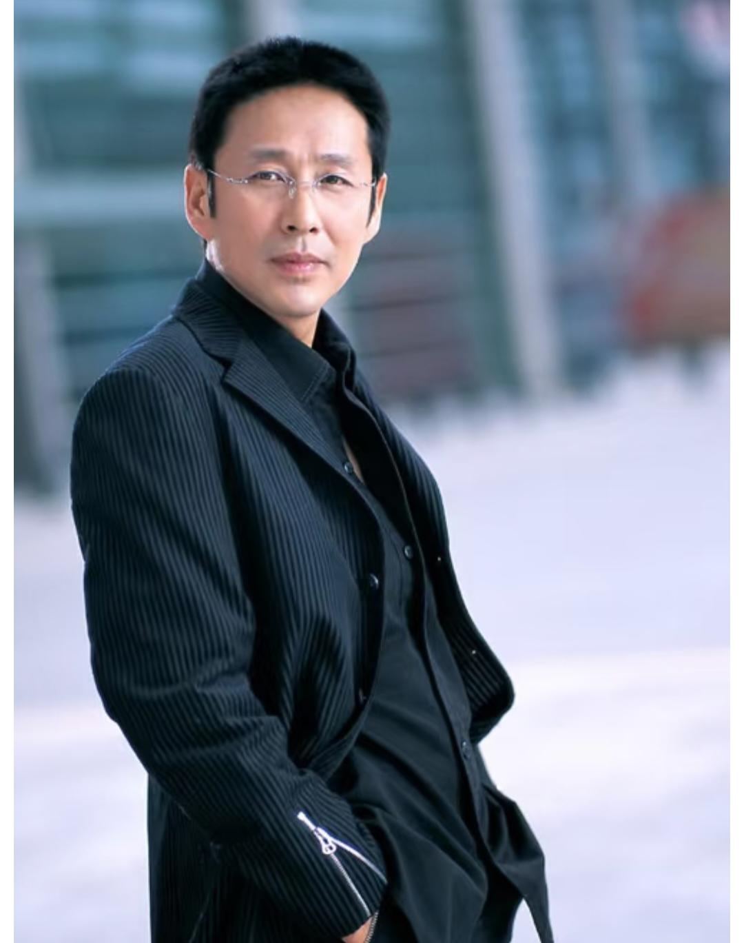 陈道明曾说：没啥事不要和任何人搅和在一起什么聚会、闲聊，能不去就不去话多生