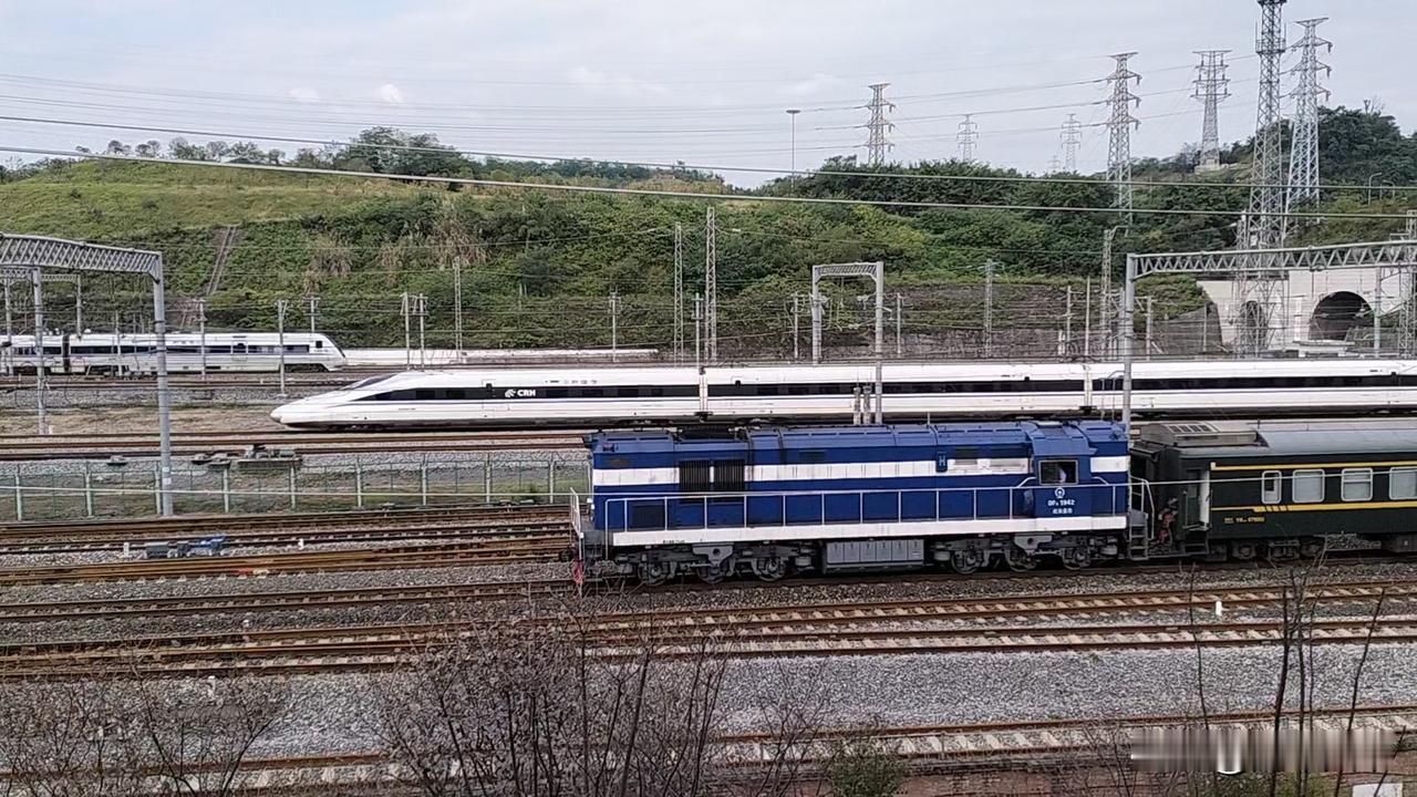 木桃路社区公园拍到的画面，近处是重庆北站的调车机车把一列普速客车从客车整备所调去