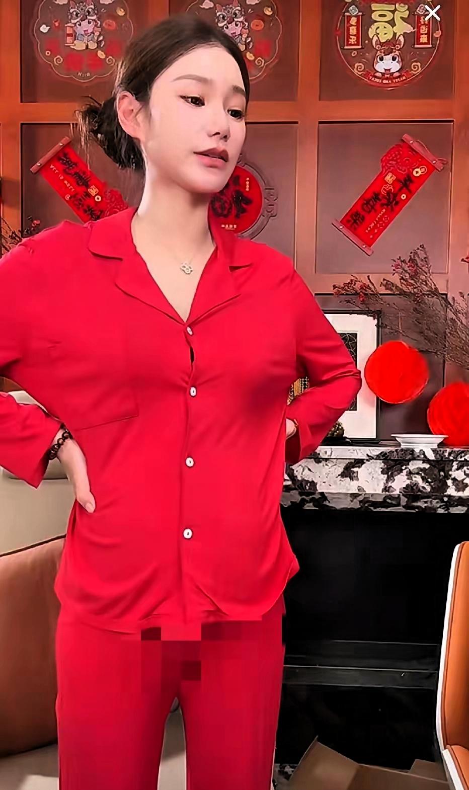 筱梅，她春节后就要生了，还这么拼。筱梅这肚子，都这么大了，预产期好像是春节后，