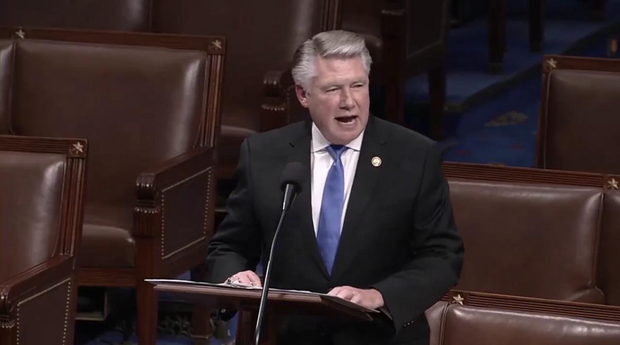 美国共和党籍联邦众议员马克·哈里斯今天发文说：“中国共产党想要摧毁美国——那么，