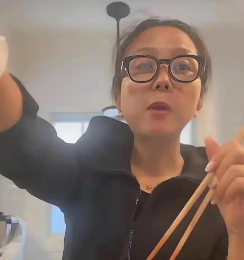 近日，何洁自己亲口说出来，每个月家里开销直奔六位数，一家六口人全靠她一个人撑着。