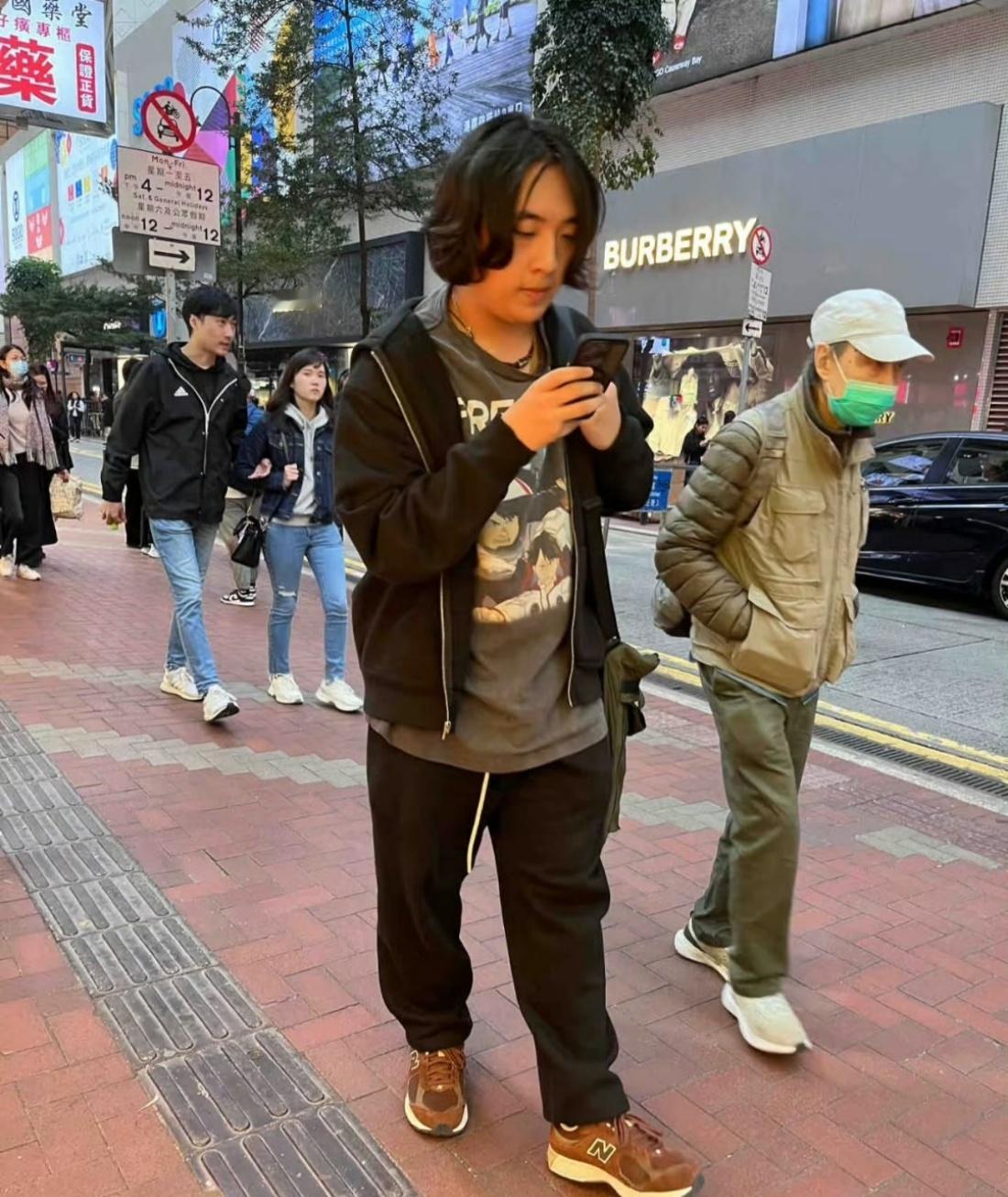 16岁费曼近照，不要容貌攻击了！费曼是一位被教育的很好，幽默风趣且性格很好的青春