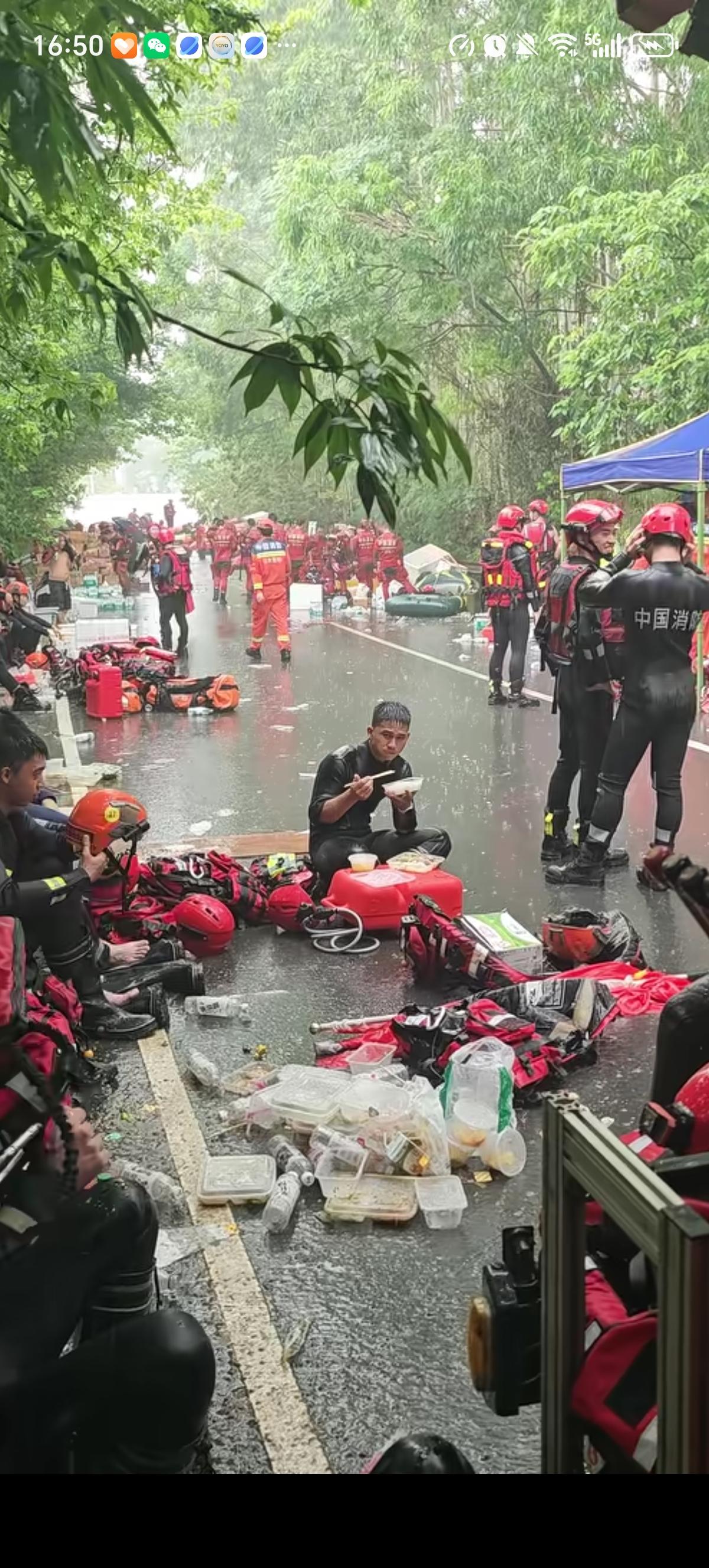 这也是别人家的宝贝儿子啊，在大雨里就着雨水吃饭，真的是辛苦了，忙的连找个能遮雨安