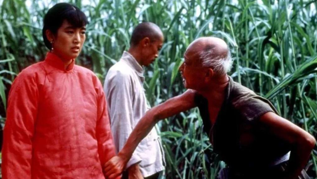 1987年，张艺谋筹集了40000元请当地农民种了100亩高粱，并承诺