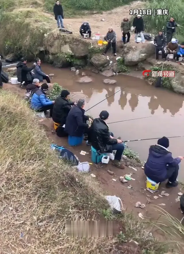 20平的河道洄水湾, 两侧坐着近百名钓鱼人, 网友: 鱼犯天条了?