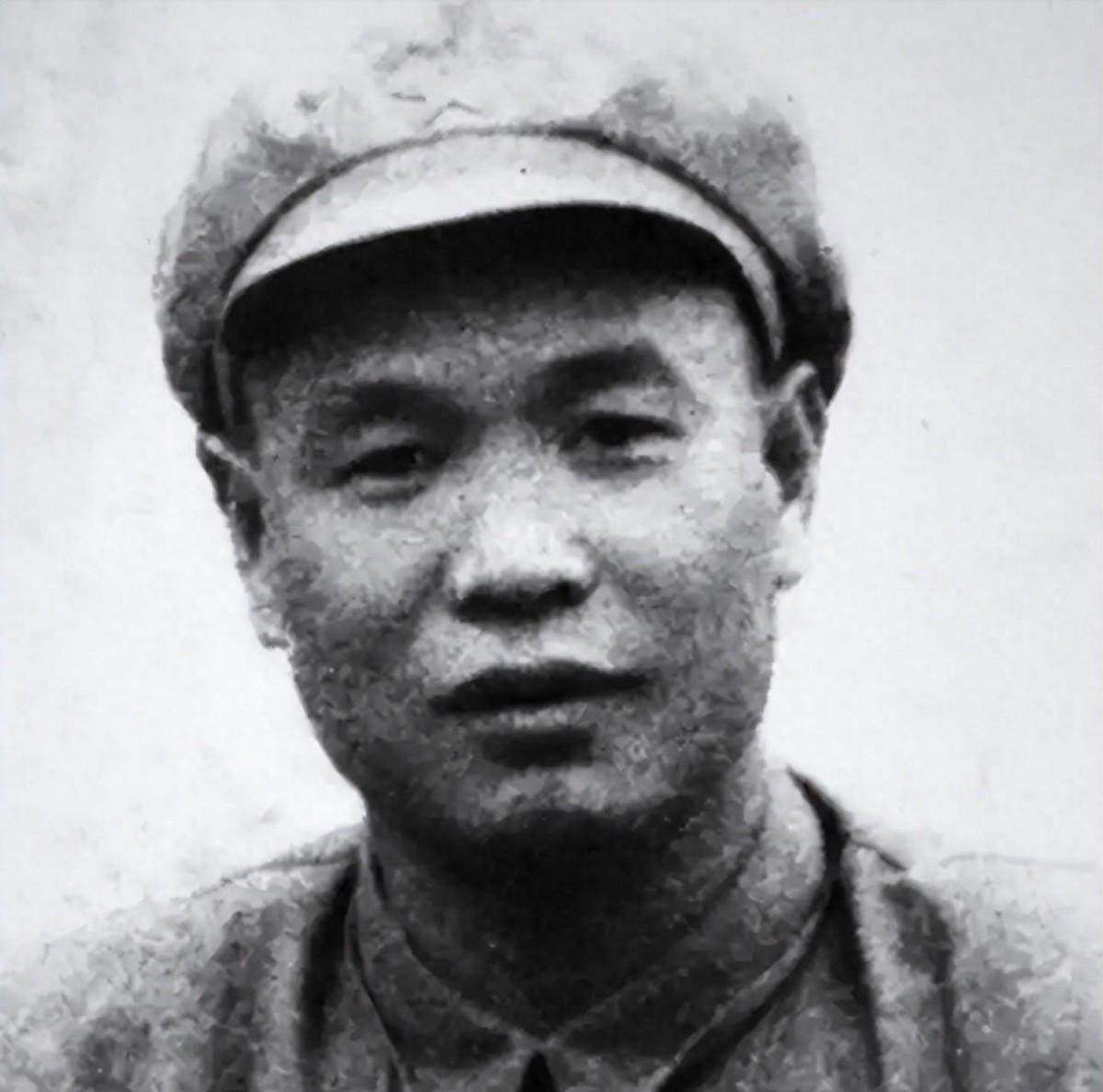 唯一与毛主席始终保持单线秘密联系的顶级卧底，他的真名很少有人知，而化名却家喻户晓