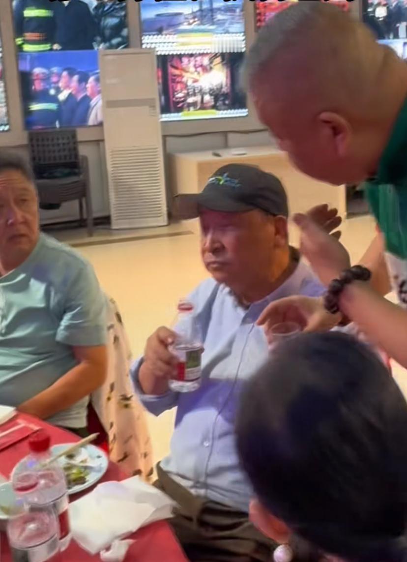 【著名相声表演艺术家姜昆和于谦聚会，座位排序耐人寻味，对此你怎么看？】近日，有