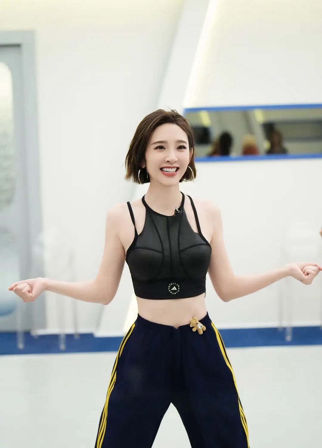 真的好爱唐艺昕的身材啊，这个腰真的爱了啊