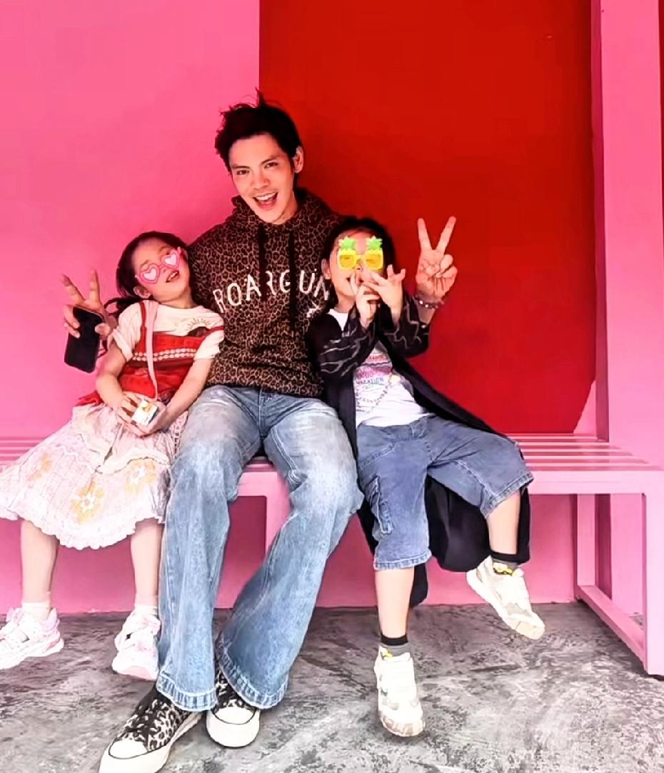 向佐儿子那一头长发，差点让我喊出“这闺女真俊”，郭碧婷在旁边笑而不语，这家人水太