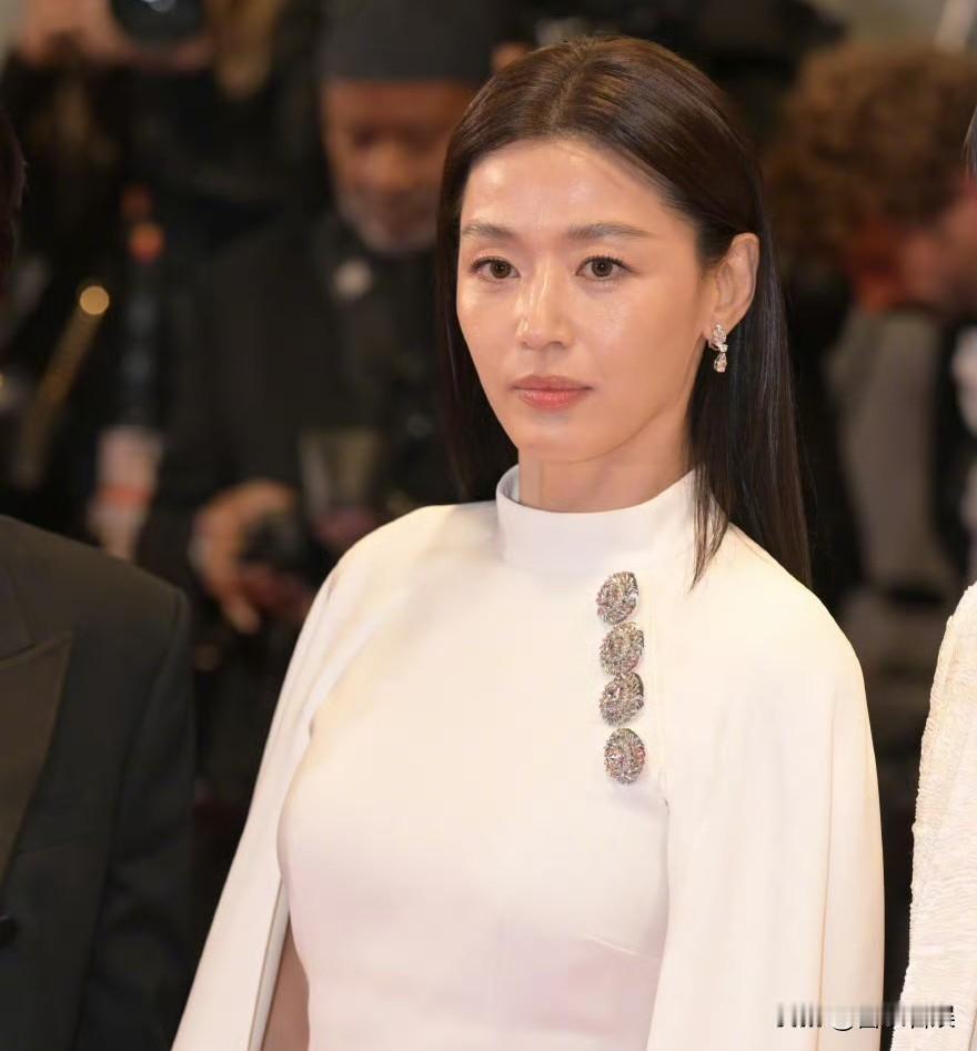 45岁全智贤，亮相戛纳5月16号，全智贤亮相戛纳国际电影节红毯的照片流出，