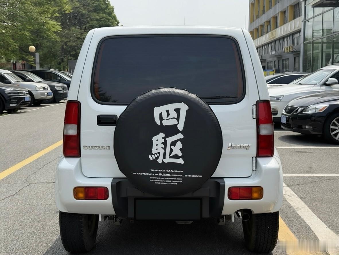 之前给大哥找了一台吉姆尼大哥说嫂子就喜欢这种造型的车我一再劝大哥说这车并不