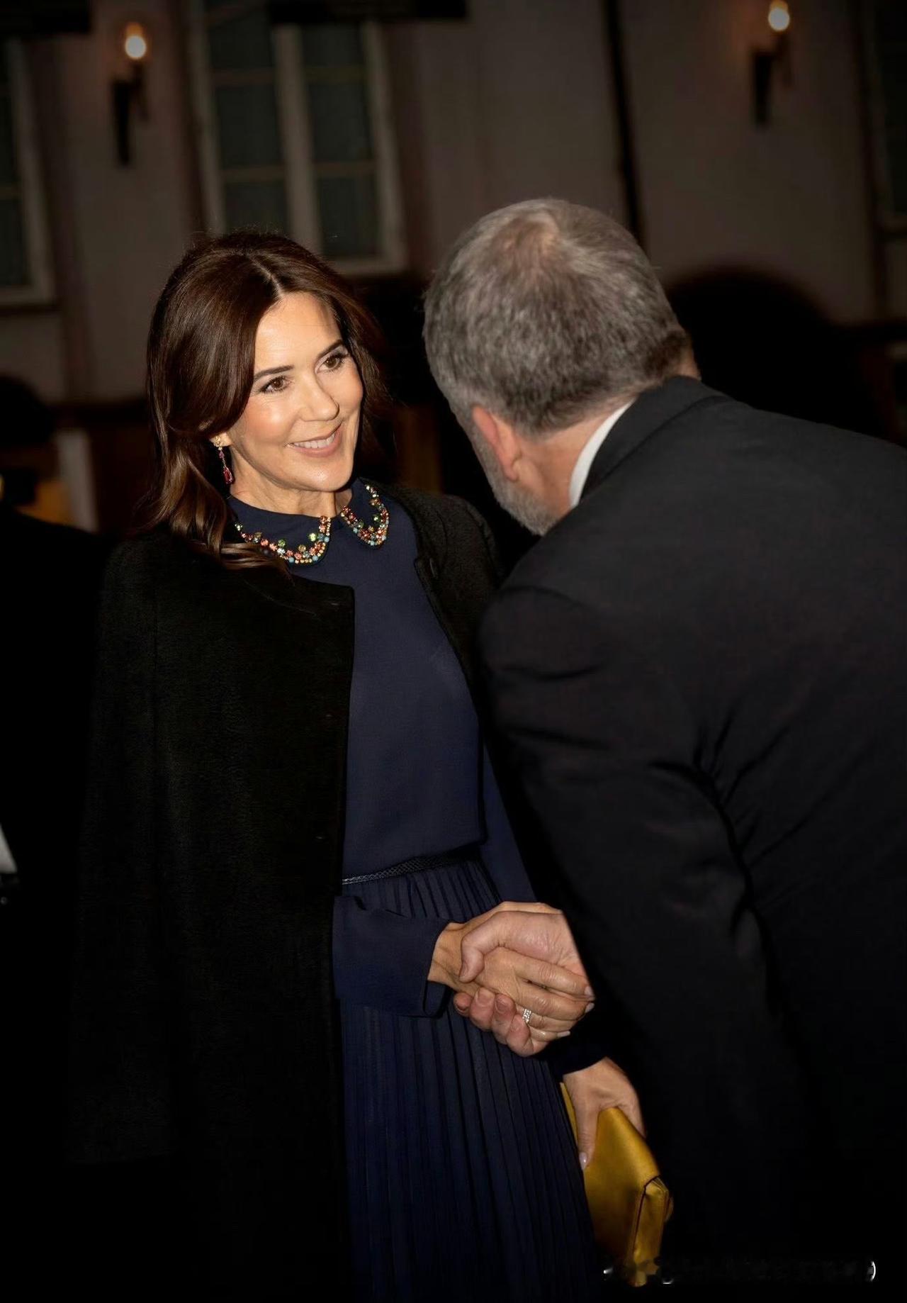 玛丽王后出席展览活动！旧款黑色连衣裙依然合身，可见是多么自律！搭配金色手包非常出