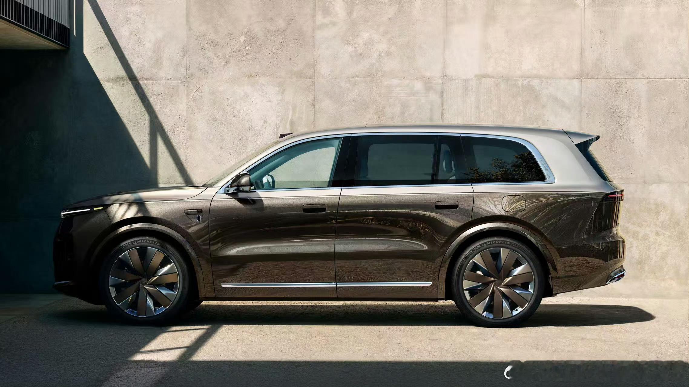 全新理想l9线控转向800V独立主动悬架虽然我还不懂什么叫800V悬架但是我知