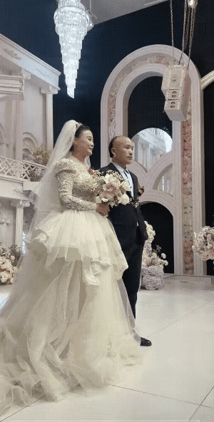 在这么庄重严肃的场合，这个男子还要吸烟，不仅自己要吸烟，还要给女子点上一支，可见