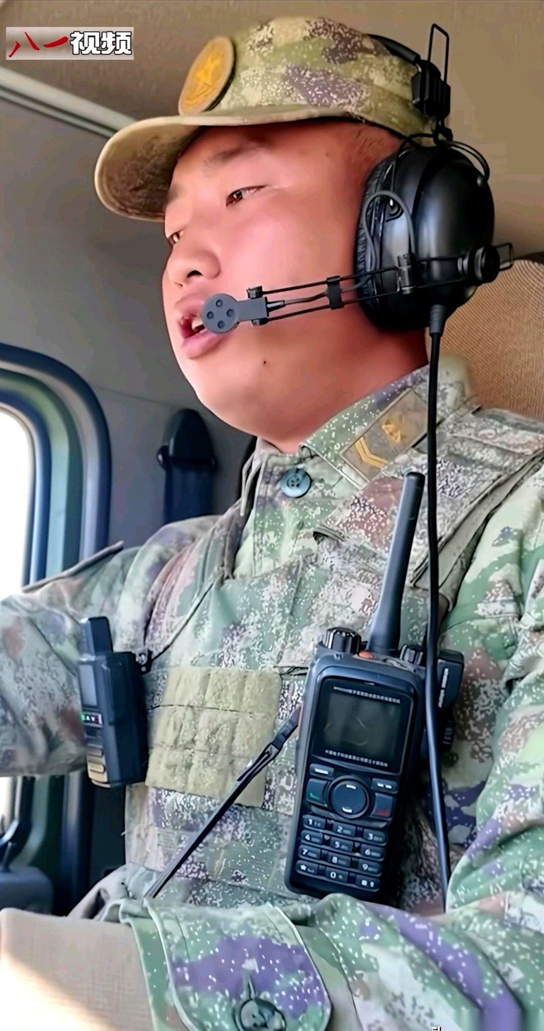 第一眼看，我也犯嘀咕。一个兵，身上挂三套通讯设备？头上戴着耳机，胸前还左一个右