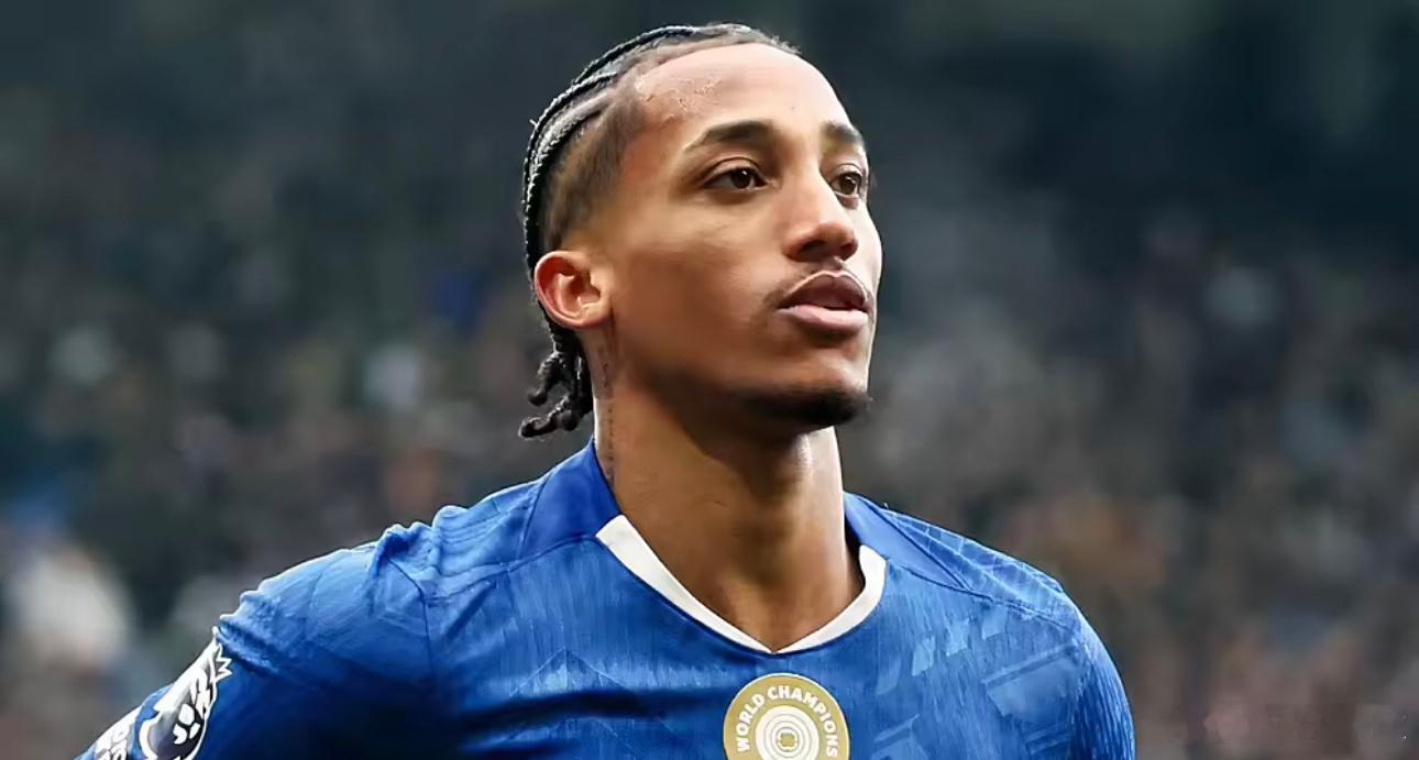 4月28日讯据西班牙塞尔电台报道，除了阿尔瓦雷斯之外，巴萨在锋线上的引援目标还