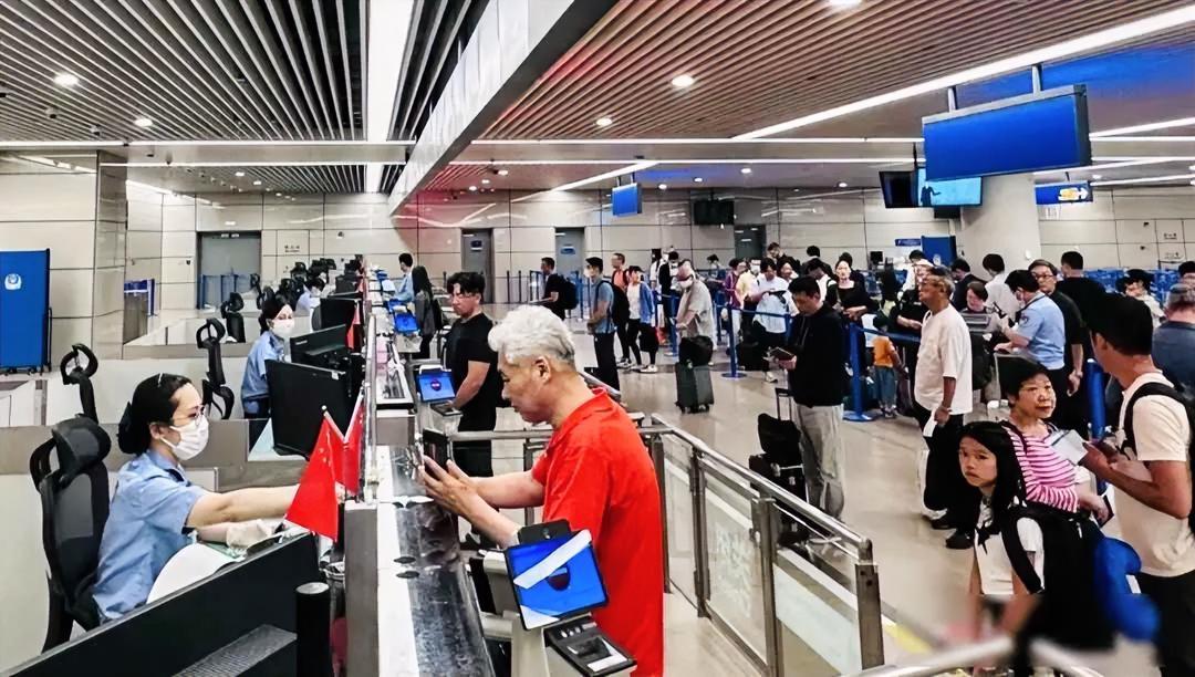 中国正式出手！澳洲华人被禁止离境，机票行程取消！最近在杭州机场，有人遇到麻烦