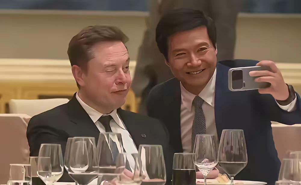 雷军并不是谄媚！​​国宴上雷军找马斯克合影，竟遭到网上一片群嘲，说他