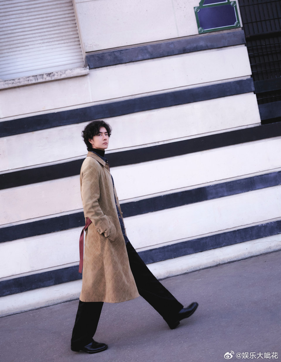 王一博米色菱格纹麂皮大衣王一博街头摄影王一博街头建筑这组图好有氛围感～举起摄影