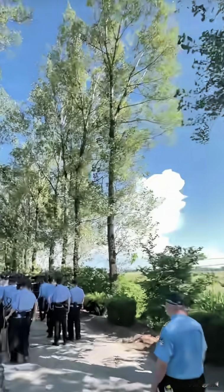 遇事一定要沉着冷静不要上头，更不要与人发生争执。所有的矛盾一定会有一种除了吵架