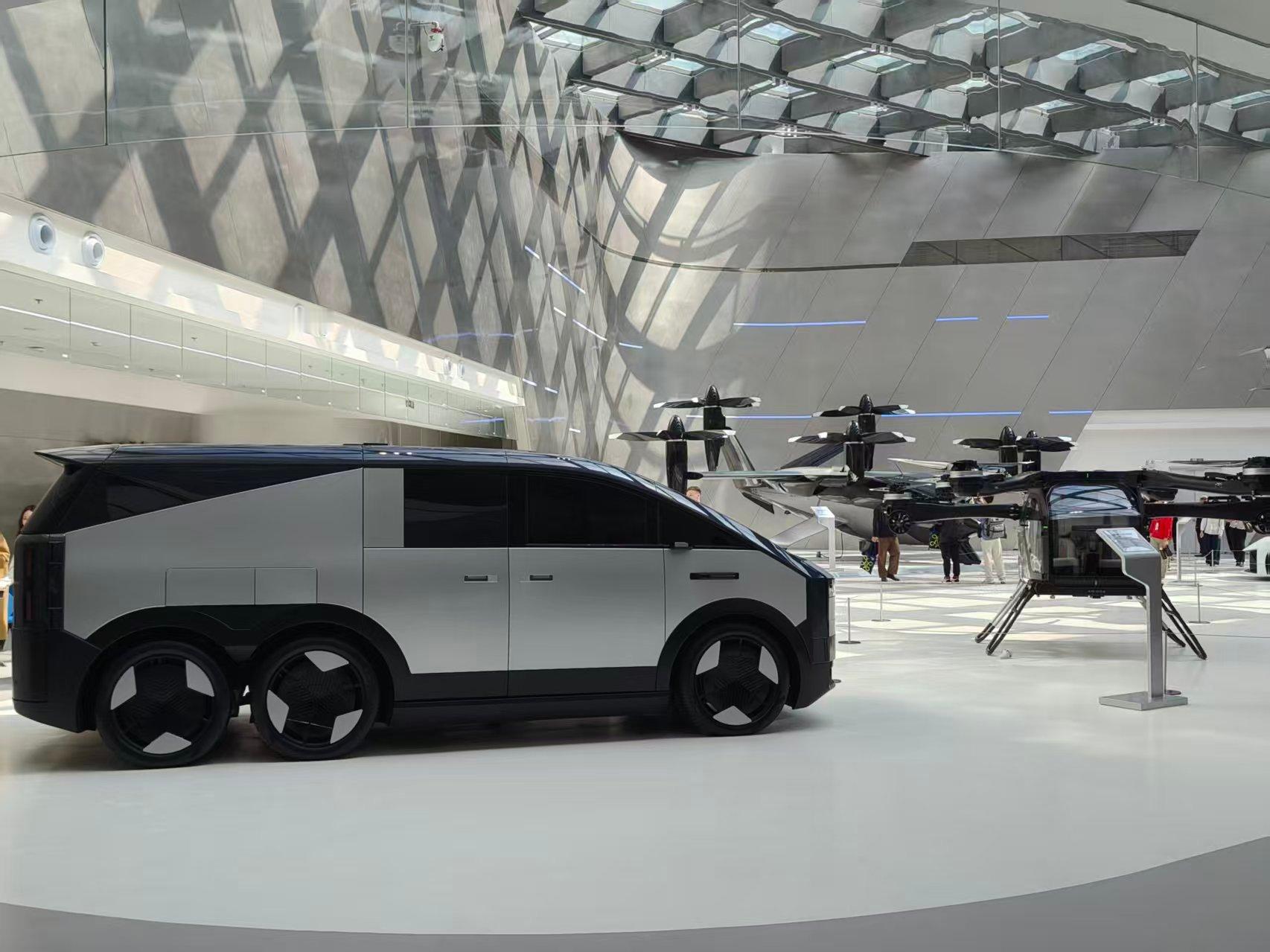 小鹏的陆地航母放出配色了，白银灰三色，话说也挺久没有这个车的消息了，倒是去总部看