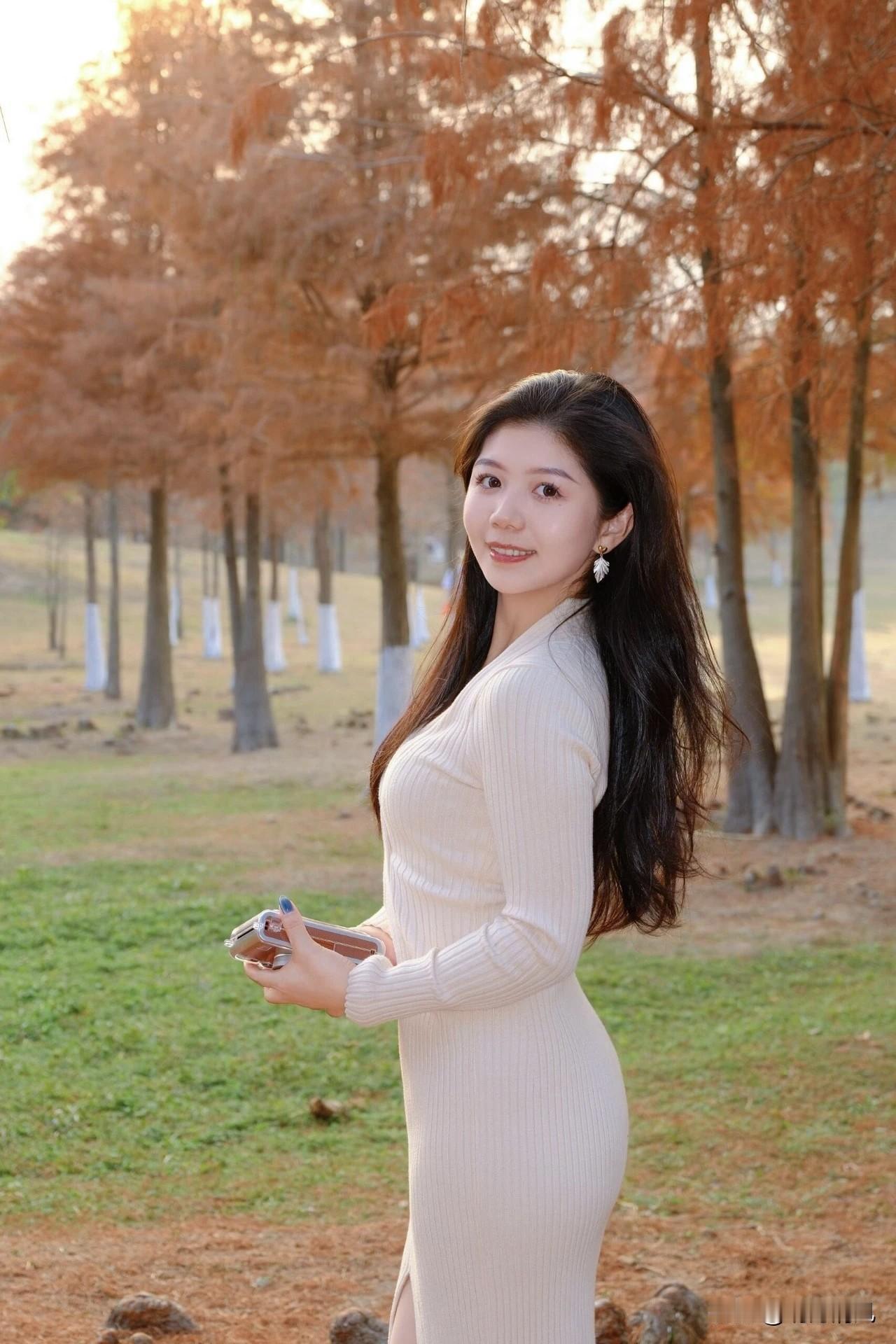 在树林拍照，越简单的动作反而越出片。试了这么多姿势，最让我惊艳的是“侧靠树干
