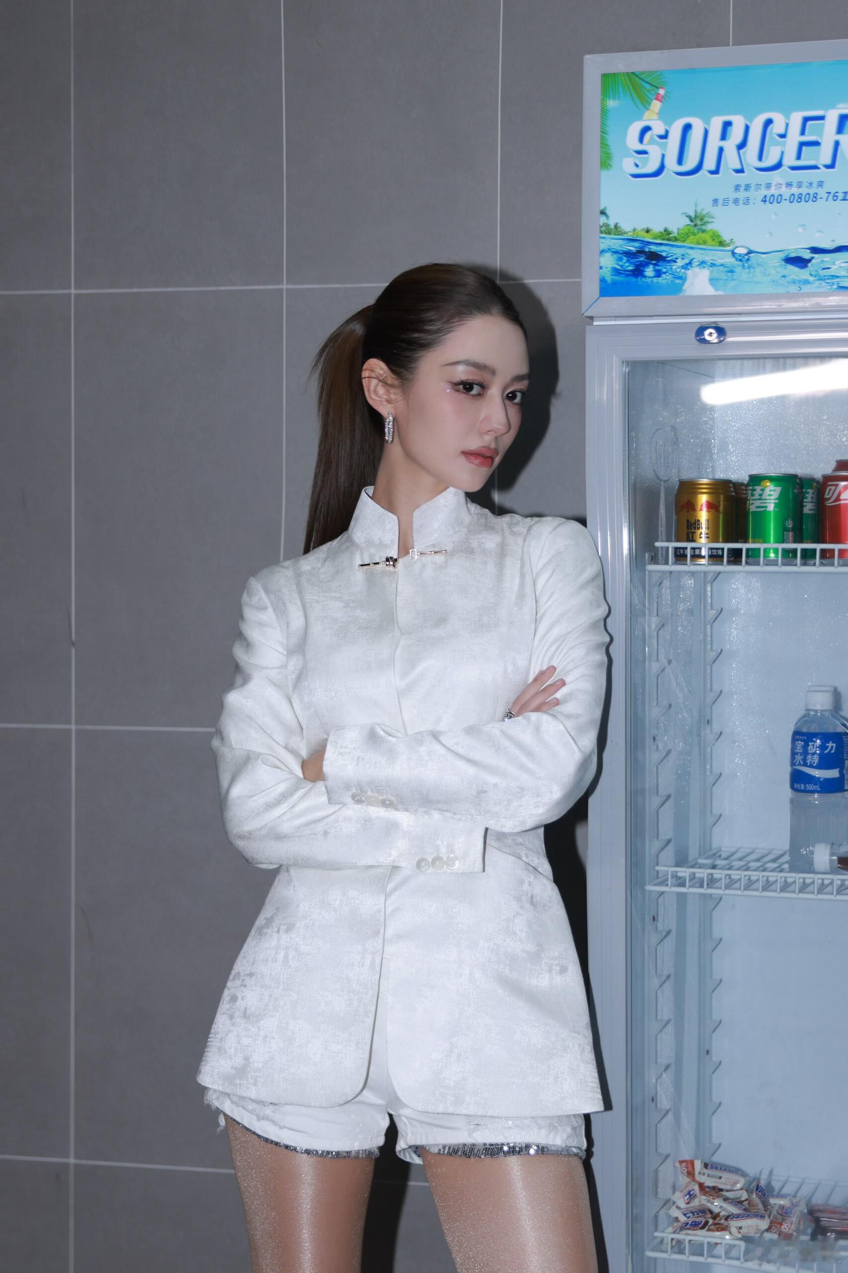 吉娜🌟油亮丝袜穿搭，就问你中不中​​​