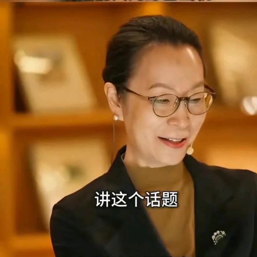 风波之后，奚美娟照常出席活动。有人拐弯抹角问起相关话题，她淡淡回应：“我年龄