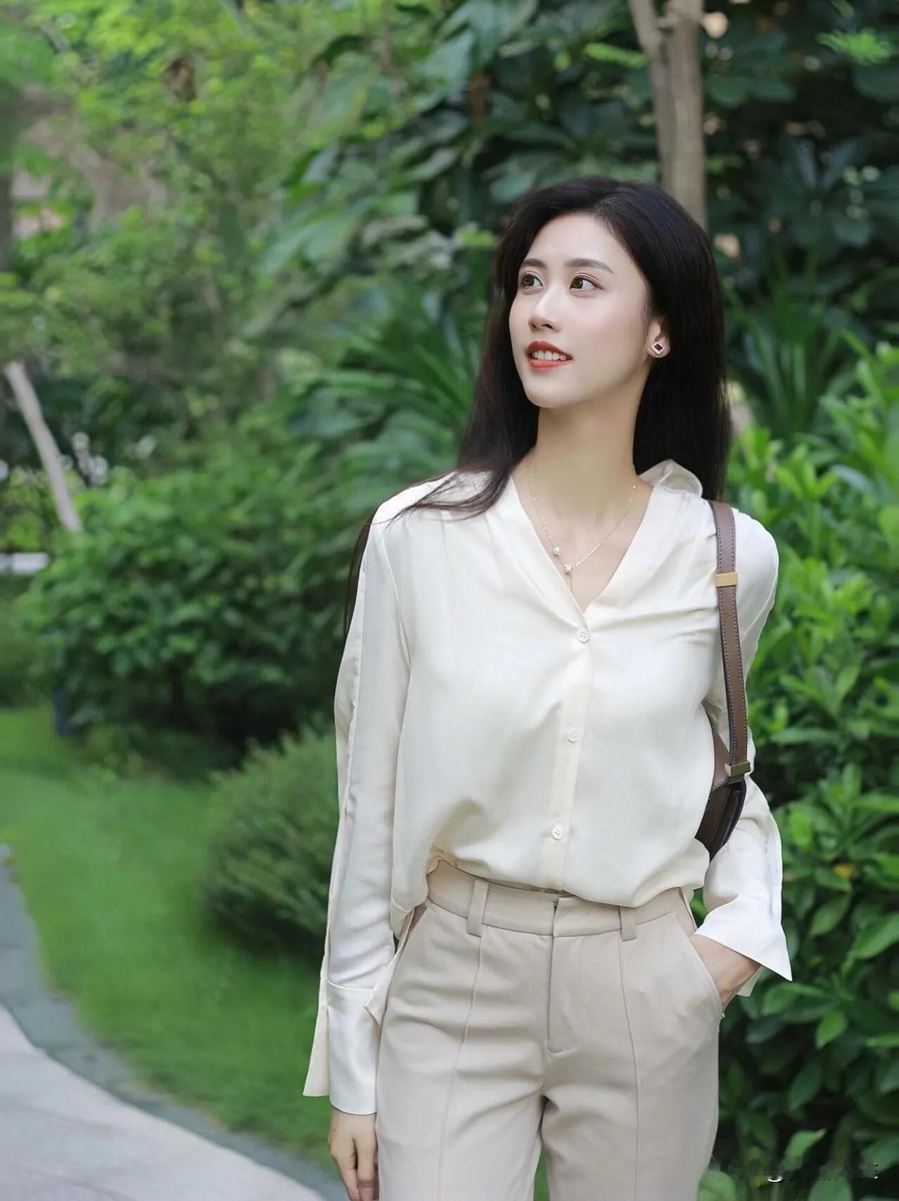 “四方食事，不过一碗人间烟火；万千得失，不过一段过往云烟。”