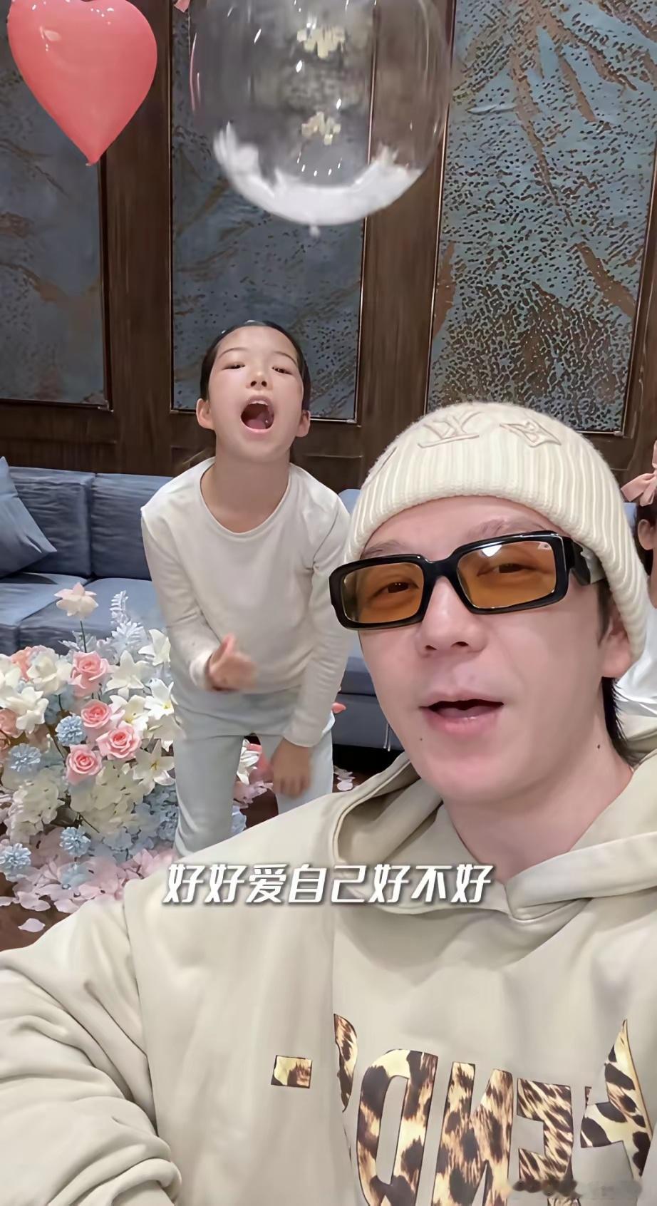 王栎鑫的女儿王唯伊过10岁生日，抢镜的居然是弟弟以及曾奶奶，原来曾奶奶和王栎鑫长