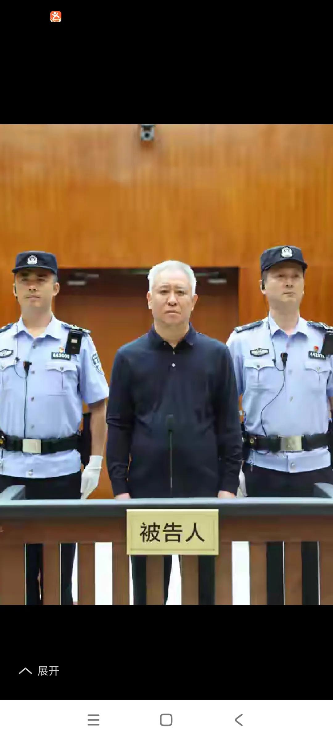 许家印只关了几个月，头发就全白了，，，一，以前住的豪华大别墅，二米宽大床，现在