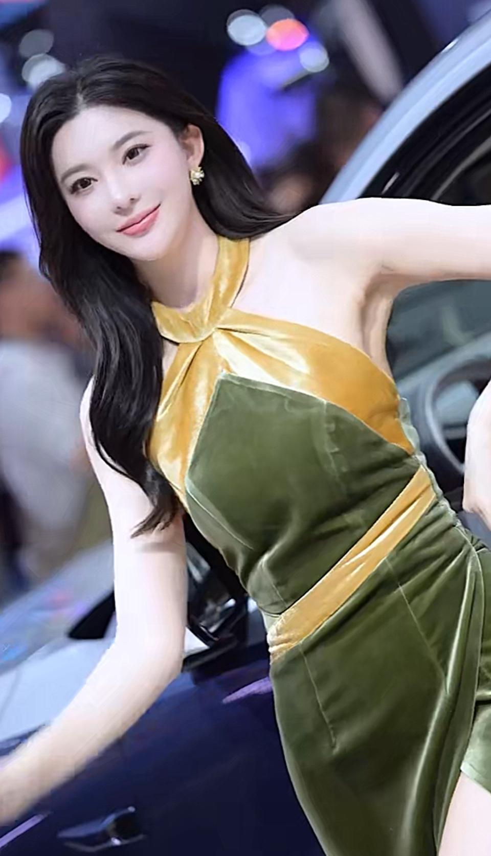 车展灯光里的一抹优雅撞色，金与墨绿交织出恰到好处的明艳。裙摆轻曳时，是展厅里不动