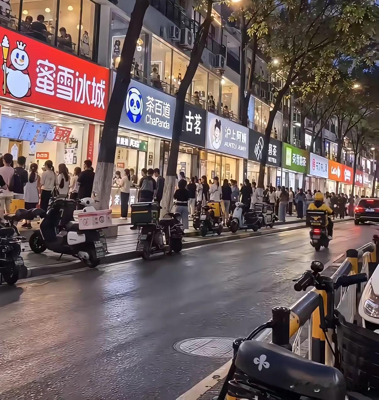 看来奶茶店很赚钱啊[吃瓜]