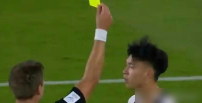 一记长长的滑跪，把一个18岁天才少年的名声，差点直接滑进了舆论的焚化炉。20