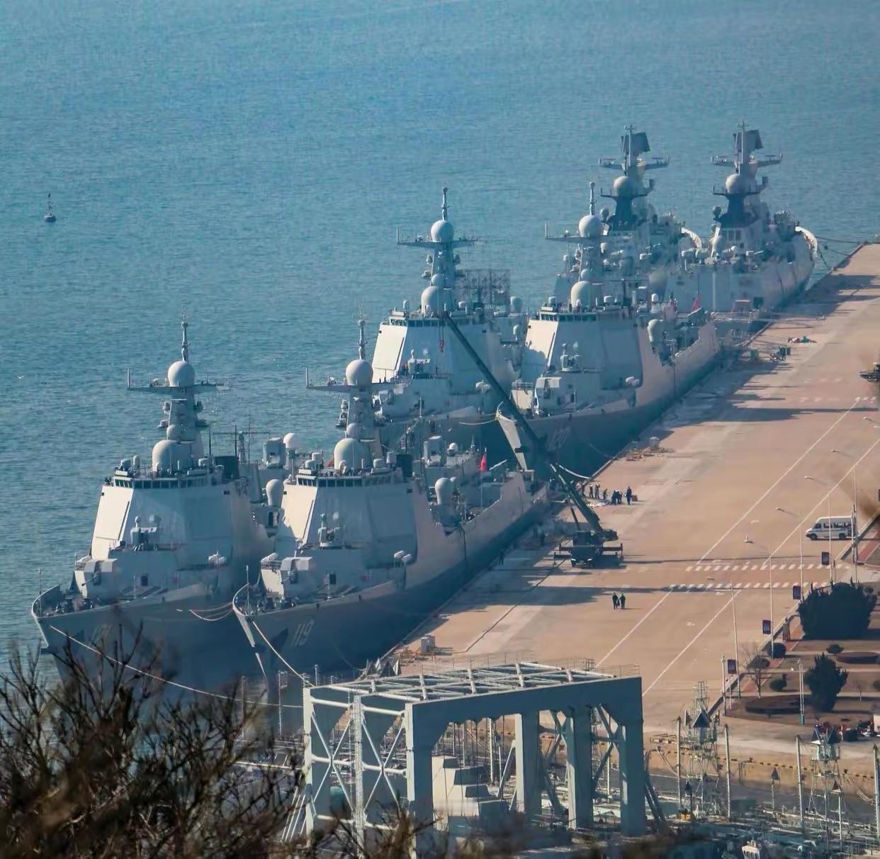 南海舰队某驱逐舰支队的一处码头，停着2艘055大驱、3艘052D和1艘052C、