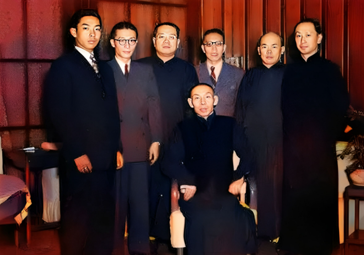 1991年，杜月笙的儿子杜维善来到了北京，想收回父亲当年购置的四合院，然而住户却