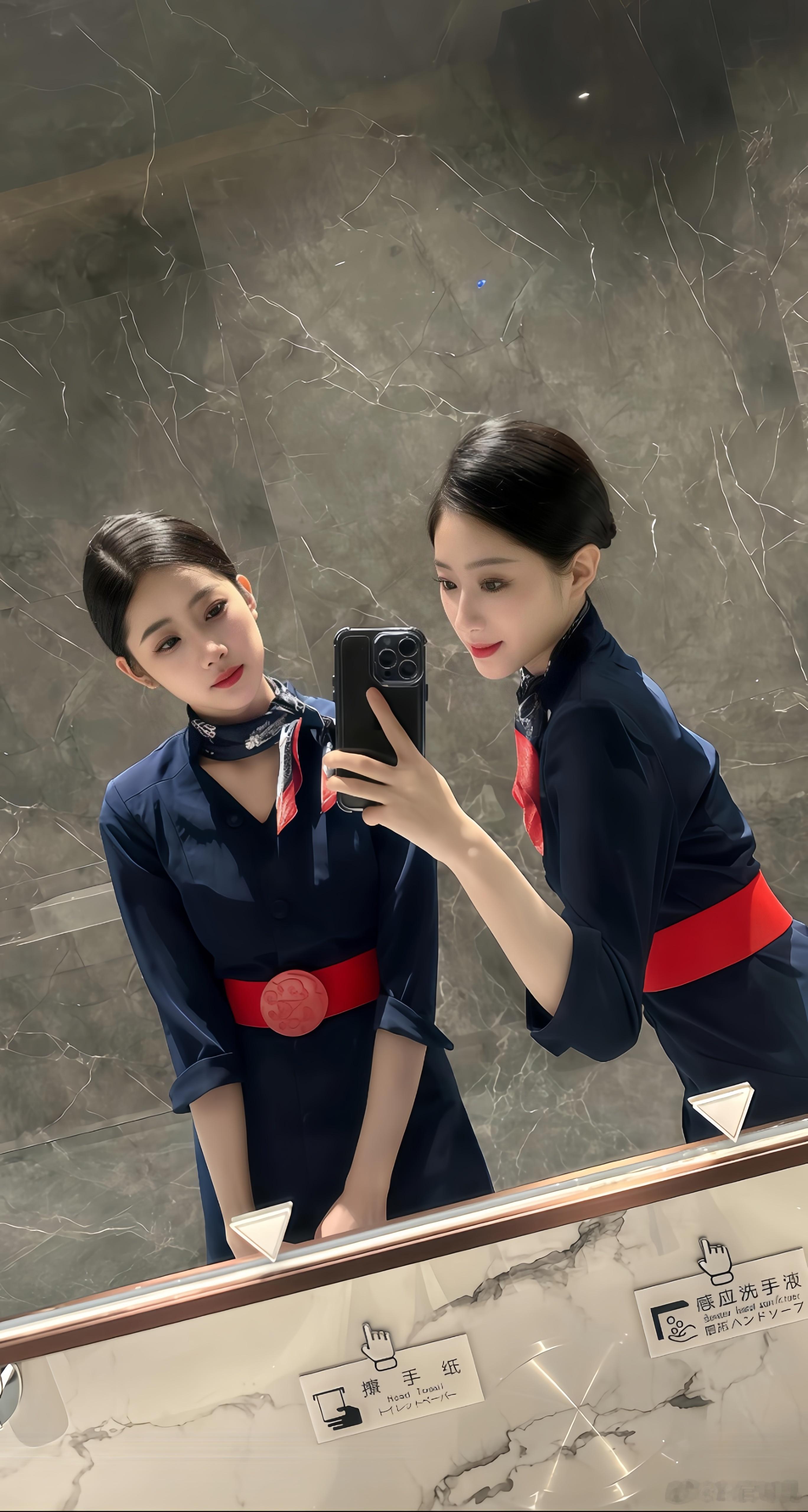 东航空姐，姐妹花，一起才快乐。​​​
