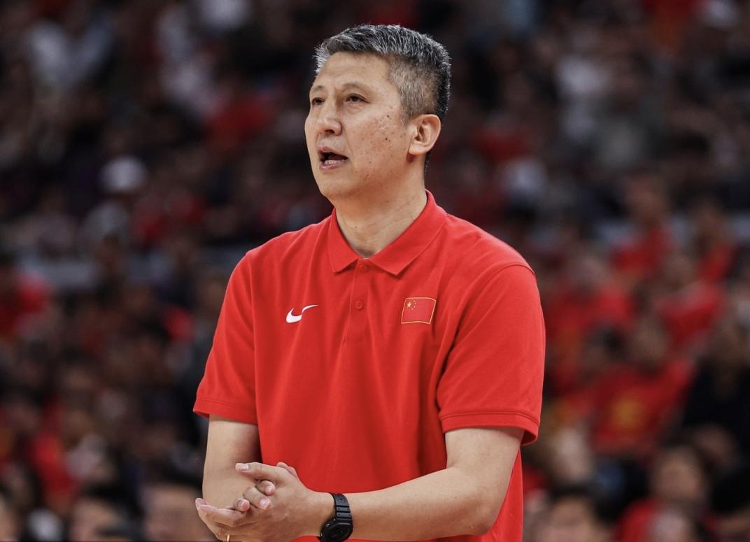 中国男篮90-82战胜额麦隆，郭士强高度表扬这三人表现是赢球关键！1、贺希宁，