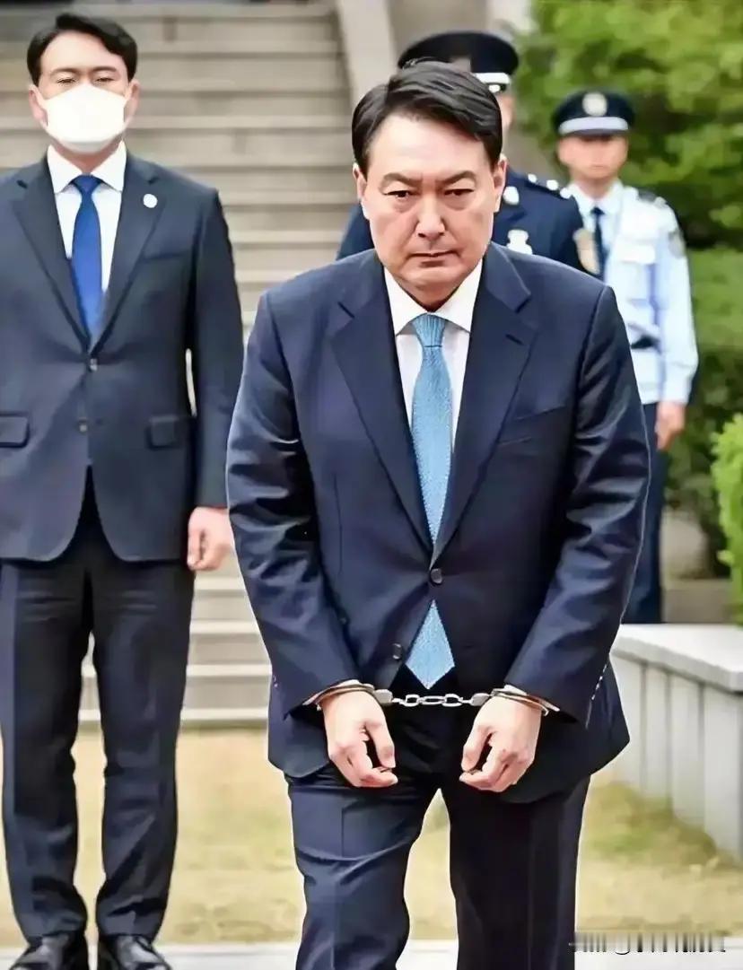 尹锡悦被重判无期徒刑，并不是因为反华或者朝韩危机，而是他破坏了韩国的政治体制，韩国民众可以容许他反华