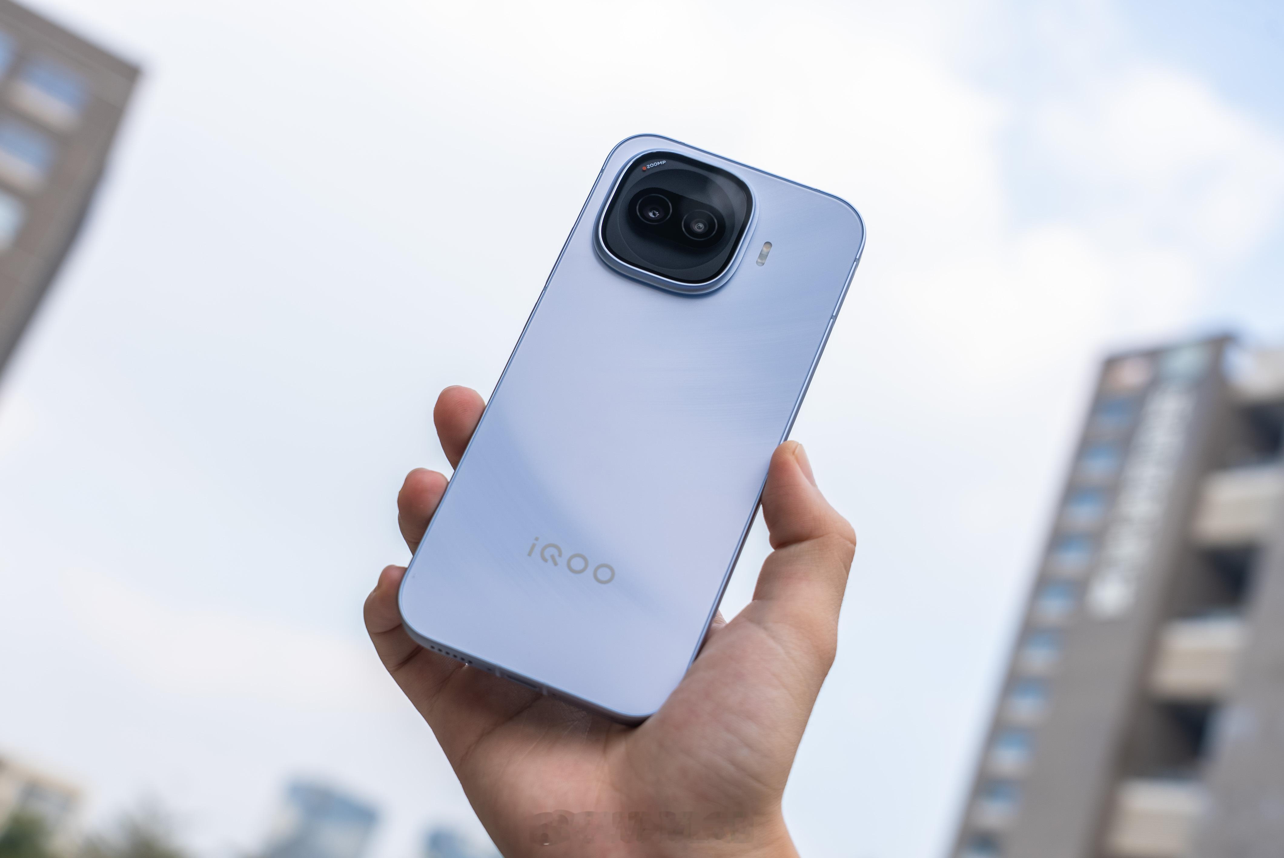 WHYLAB图赏拿到了iQOOZ11Turbo真机，金属中框、玻璃后盖、